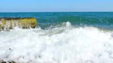 Dalgalar karşı dalgakıran yendi.