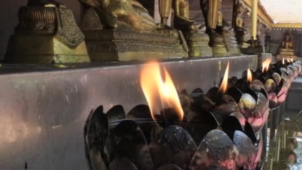 Lámpara Aceite Encendida Budista Tibetana Cerca Fuego Ardiente Objeto Religioso — Vídeo de stock