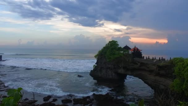 Skála Táhne Moři Tanah Lot Bali Západem Slunce — Stock video