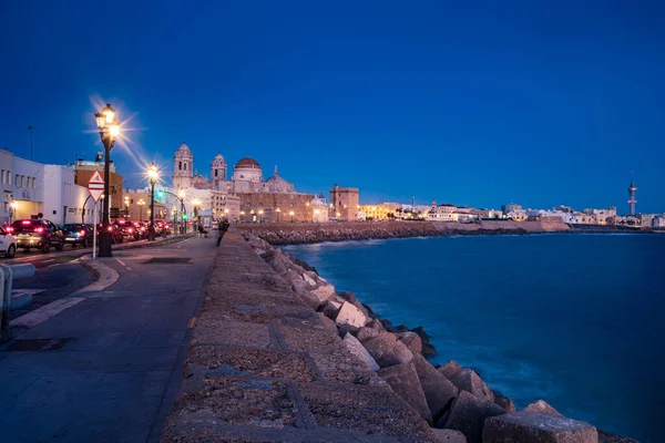 Paseo marítimo de Cádiz con vistas a la Catedral de Cádiz —  Fotos de Stock