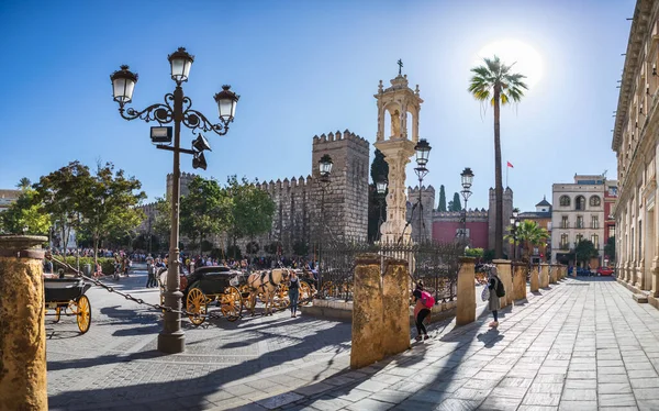 Plaza del Triunfo y Real Alcázar de Sevilla — Foto de Stock