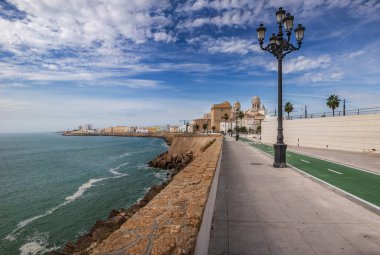 Cadiz Katedrali manzaralı Cadiz Geçidi