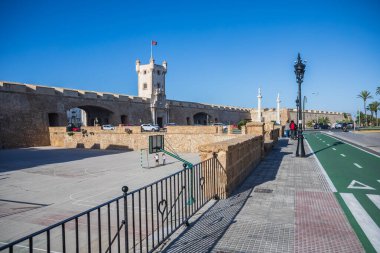 Puertas de Tierra kapısı ve Cadiz kasabası.