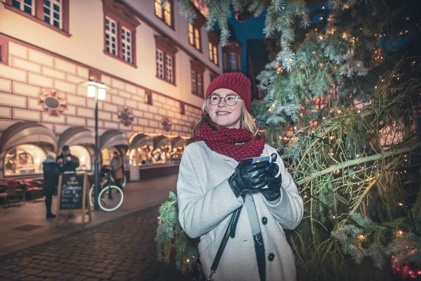 Jonge vrouw op de kerstmarkt van Coburg — Stockfoto