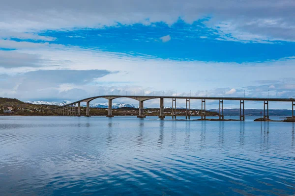 Ponte nella città di Finnsnes sull'isola di Senja — Foto Stock
