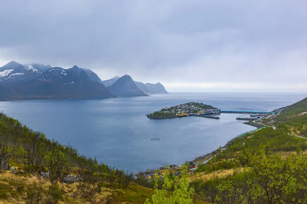 Landschap uitzicht met Husoy dorp — Stockfoto