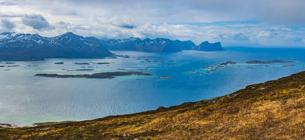 A montanha Husfjellet em Senja — Fotografia de Stock