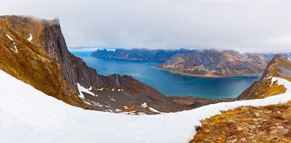 De berg Husfjellet op Senja — Stockfoto