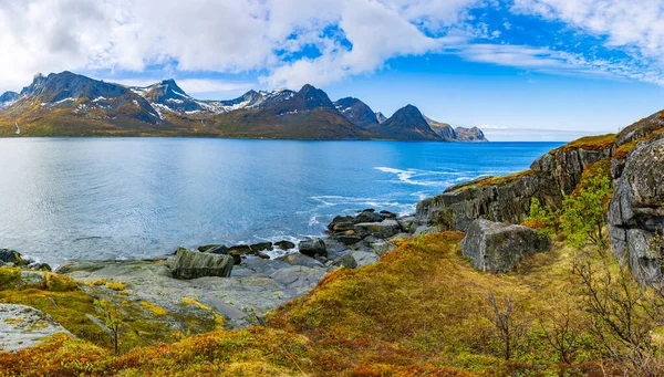 Vista de la isla de Senja desde el pueblo de Husoy —  Fotos de Stock