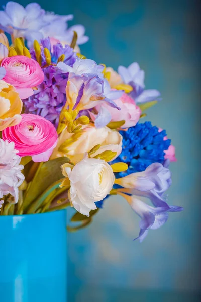 Букет весенних цветов — стоковое фото