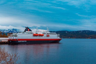 Senja Adası 'nın önündeki Hurtigruten feribotu