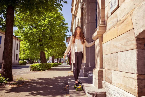 A girl with the skateboard — Stock Photo, Image