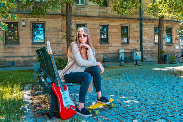 Una chica con el quitanieves —  Fotos de Stock