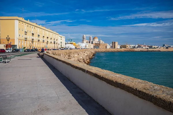 Promenade van Cadiz met het oog op Catedral de Cadiz — Stockfoto