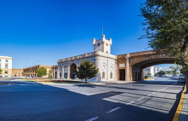 Porta de Puertas de Tierra e muralha de Cádiz — Fotografia de Stock