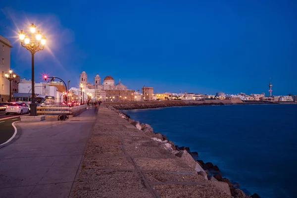 Promenade van Cadiz met het oog op Catedral de Cadiz — Stockfoto