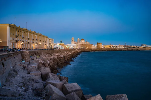 Promenade von cadiz mit Blick auf die catedral de cadiz — Stockfoto