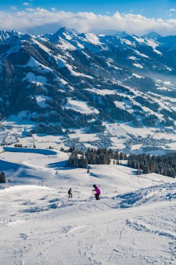 Skier piste üzerinde