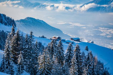 Skier piste üzerinde
