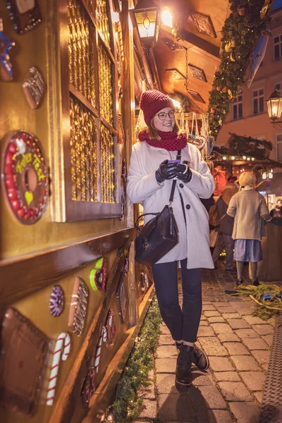 Jonge vrouw op de kerstmarkt van Coburg — Stockfoto
