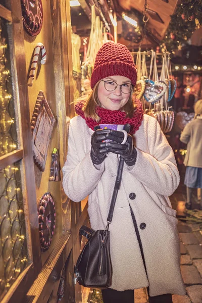 Jonge vrouw op de kerstmarkt van Coburg — Stockfoto