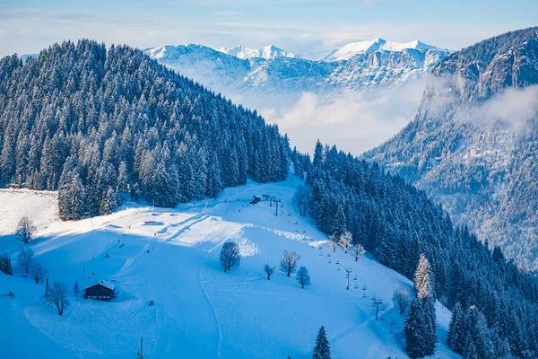 Skifahrer auf der Piste — Stockfoto