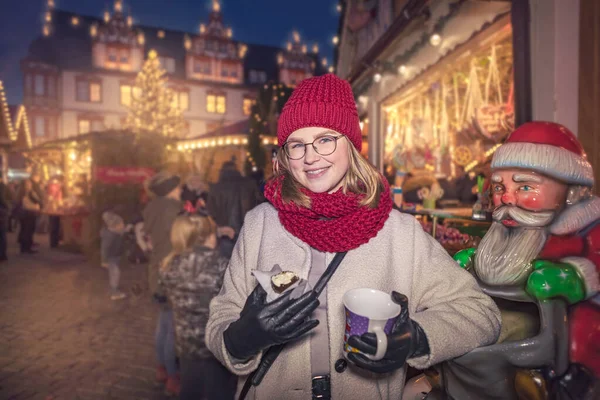 Jonge vrouw op de kerstmarkt van Coburg — Stockfoto