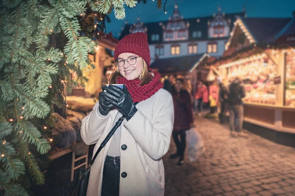 Jonge vrouw op de kerstmarkt van Coburg — Stockfoto