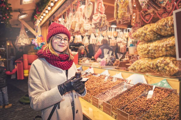 Mujer joven en el Mercado de Navidad de Coburgo —  Fotos de Stock