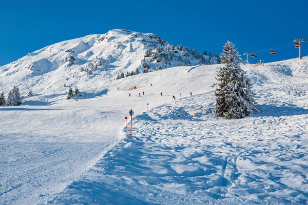 Skier on the piste — Stock Photo, Image