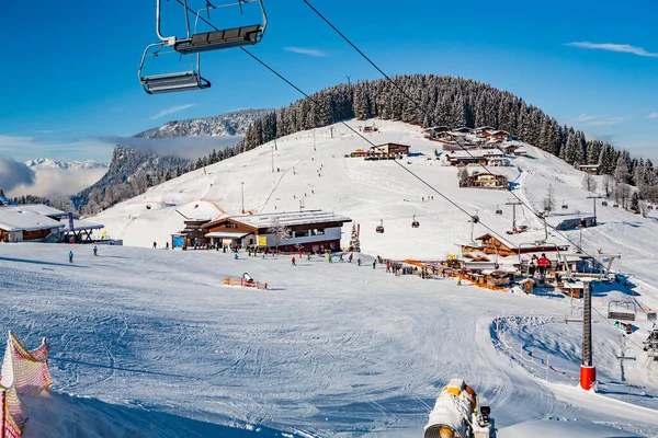 Skifahrer auf der Piste — Stockfoto