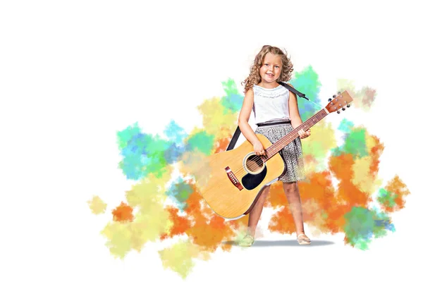 Sahne Alanı'ndaki bir gitar ile kız — Stok fotoğraf