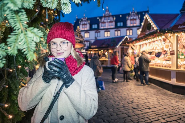 Coburg Noel Pazarı 'ndaki genç kadın. — Stok fotoğraf