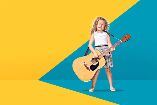 Menina com uma guitarra no palco — Fotografia de Stock