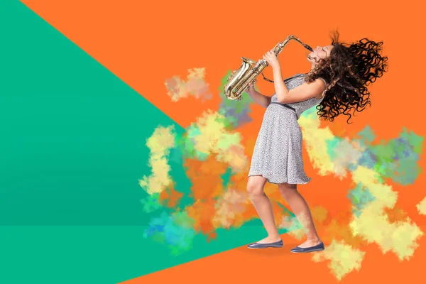 A female teenage saxophonist — Stock Photo, Image