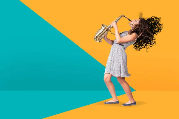 Una saxofonista adolescente — Foto de Stock
