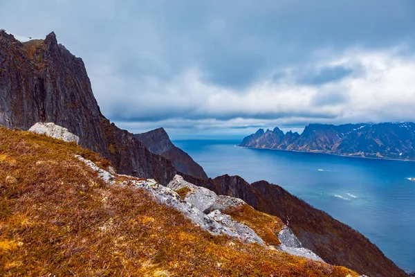 Гора Husfjellet на Senja — стокове фото