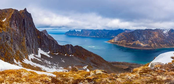 A montanha Husfjellet em Senja — Fotografia de Stock