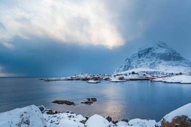 Lofoten Adaları'nda bir i Lofoten köyü