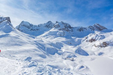 Kimliği belirsiz Kayak sürücü ve snowboard bakırlı göre Lech, Avusturya Alpleri'nde üzerinde.