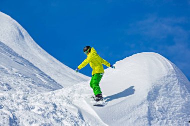 Bir snowboard üzerinde Avusturya Alpleri'nde Bakırlı