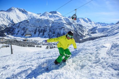 Bir snowboard üzerinde Avusturya Alpleri'nde Bakırlı