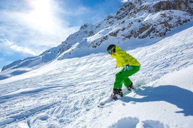 Bir snowboard üzerinde Avusturya Alpleri'nde Bakırlı