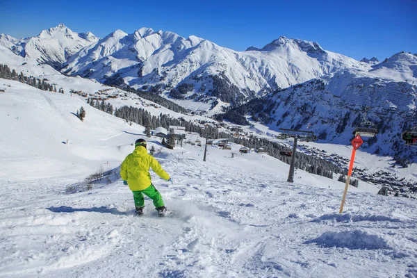 Snowboardåkare Pisten Alperna Österrike — Stockfoto