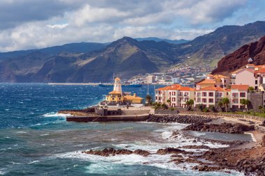 Madeira Adası'nın doğu kıyısında Konik Marina, Portekiz