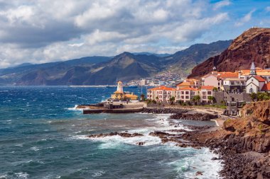 Madeira Adası'nın doğu kıyısında Konik Marina, Portekiz
