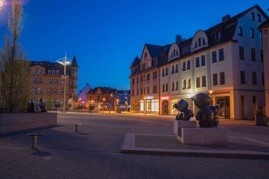 Sonneberg, Almanya - Nisan 2019: Plaza Piko-Platz sonneberg kasabası nın akşam, Thüringen, Almanya