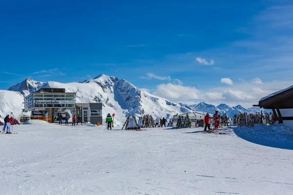 Lech Austria Lutego Sterownik Niezidentyfikowane Narciarzy Snowboardzistów Stoku Alpy Przez — Zdjęcie stockowe