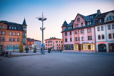 Sonneberg, Almanya - Nisan 2019: Plaza Piko-Platz sonneberg kasabası nın akşam, Thüringen, Almanya