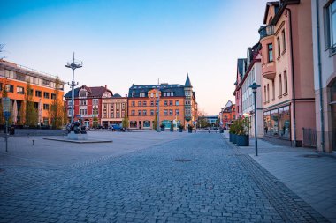 Sonneberg, Almanya - Nisan 2019: Plaza Piko-Platz sonneberg kasabası nın akşam, Thüringen, Almanya